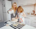 hermosa-joven-madre-su-pequena-hija-cocinando-cocina-casa