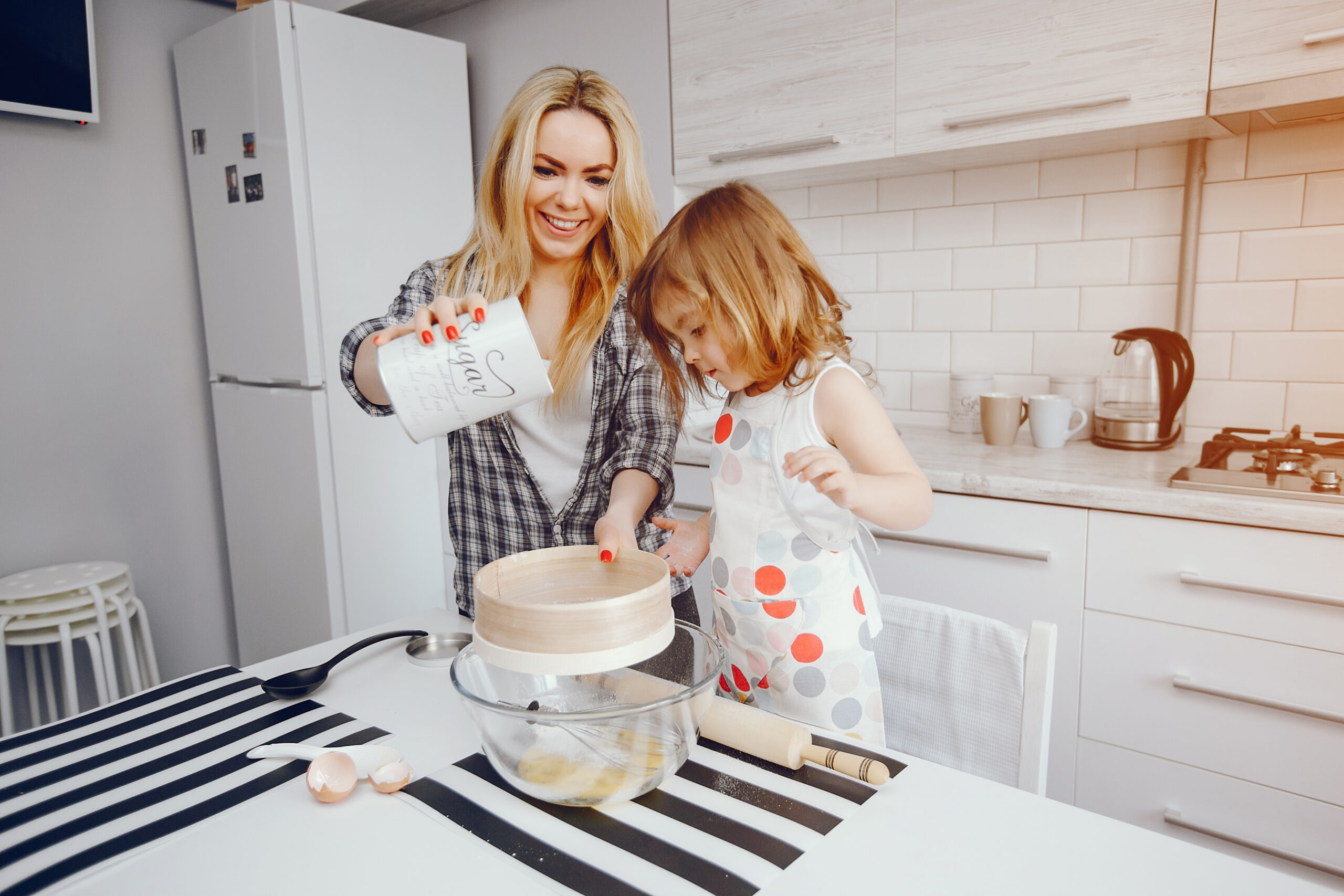 hermosa-joven-madre-su-pequena-hija-cocinando-cocina-casa